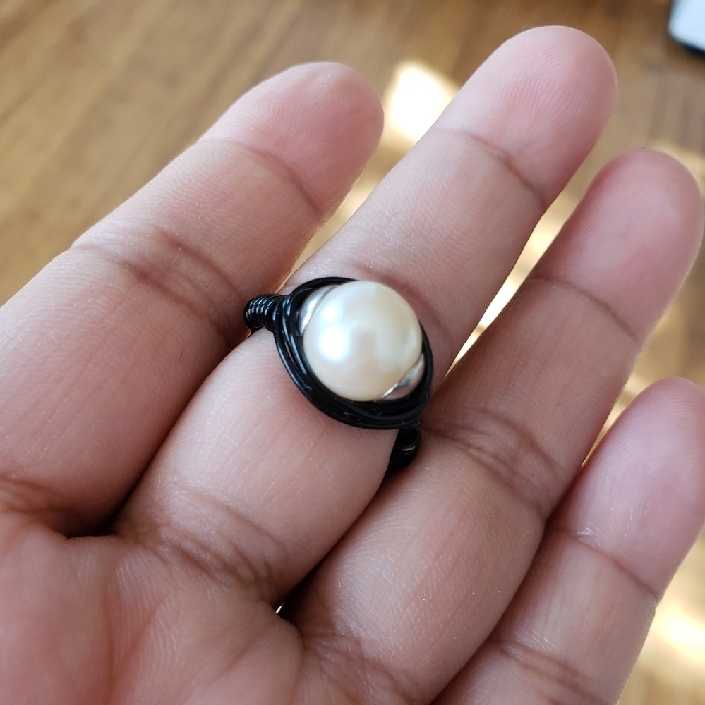 ❤ Handmade black wire and pearl size 7